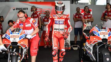 Ducati Team&#039;s Spanish rider Jorge Lorenzo (C) walks in his team garage during the first practice session of the Malaysia MotoGP at the Sepang International circuit in Sepang on October 27, 2017.  / AFP PHOTO / MOHD RASFAN