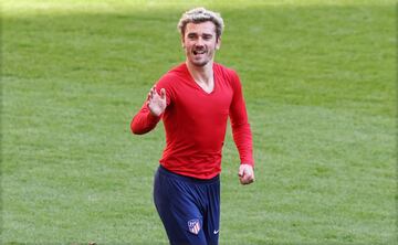 Antoine Griezmann saludando a los aficionados rojiblancos.