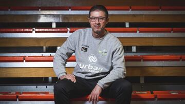 Josep María Raventós, entrenador del Urbas Fuenlabrada, posa para AS en el Fernando Martín