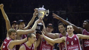 Los jugadores del Estudiantes muestran la Copa del Rey obtenida al vencer en la final del torneo disputada hoy en el Araba Arena de Zurbano (Vitoria) al Pamesa Valencia.