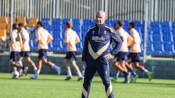 Paco López, concentrado en el entrenamiento del Cádiz.