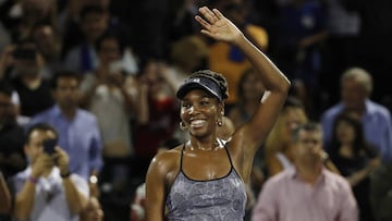 Venus Williams saluda tras ganar a Kerber.