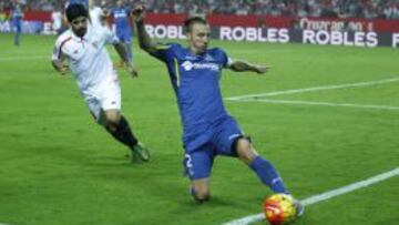 Alexis trata de despejar un balón.