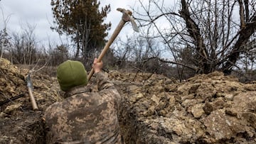 BAKHMUT, UKRAINE - MARCH 05:  A Ukrainian infantryman with the 28th Brigade extends a trench along the frontline facing Russian troops on March 05, 2023 outside of Bakhmut, Ukraine. Russian forces have been attacking Ukrainian troops as part of an offensive to encircle Bakhmut in Ukraine's eastern Donbas region. (Photo by John Moore/Getty Images)