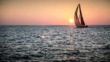 El 'Team Alvimedica' navega al ocaso en la tercera etapa de la Volvo Ocean Race.