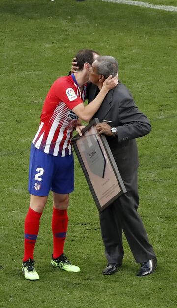 Godín recibió el homenaje de su hinchada. Le pasó el brazalete a Koke y Luiz Pereira le dio una placa con sus partidos de rojiblanco.