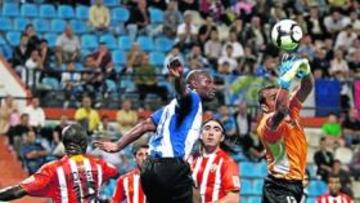 <b>LUCHA AÉREA. </b>Esteban despeja de puños en la pugna aérea con Noe Pamarot.