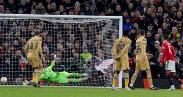 2-1. Marc-André Ter Stegen, pese a su estirada, no puede evitar el segundo gol que marca Antony.