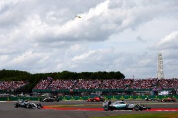 Lewis Hamiltonpor delante de Nico Rosberg.
