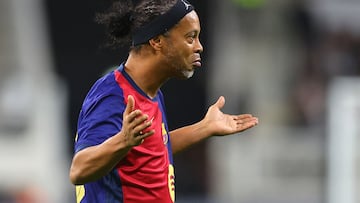 Soccer Football - FC Barcelona Legends v Real Madrid Legends - Khalifa International Stadium, Al Rayyan, Qatar - November 28, 2024 FC Barcelona Legends' Ronaldinho reacts REUTERS/Ibraheem Al Omari