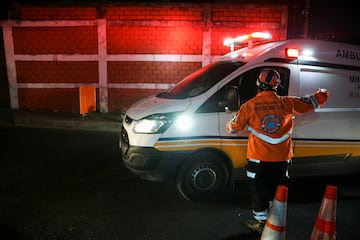 Una ambulancia sale del Estadio Cuscatl¨¢n rumbo al hospital para trasladar heridos que necesiten atenci¨®n m¨¦dica.