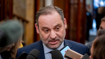 El exiministro de Transportes y diputado del PSOE, José Luis Ábalos, atiende a los medios de comunicación para valorar la detención de su asesor durante la sesión plenaria en el Congreso de los Diputados, a 21 de febrero de 2024, en Madrid (España). En la segunda Sesión de Control del 2024, el Gobierno se somete a las preguntas de la oposición después de qué el Partido Popular ganara con mayoría absoluta y el PSOE obtuviese el peor resultado de su historia en las elecciones gallegas que se celebraron el domingo 18 de febrero. Además durante el pleno se ha tratado la Ley de Amnistía tras la decisión del Parlament de admitir a trámite una iniciativa legislativa popular que pide al Parlament declarar la independencia y las dudas de la justicia suiza sobre que las acciones de Tsunami Democrátic no sean terrorismo sino que tengan carácter político.
21 FEBRERO 2024;CONGRESO;CONTROL;GOBIERNO;OPOSICIÓN;AMNISTÍA;DEBATE
A. Pérez Meca / Europa Press
21/02/2024