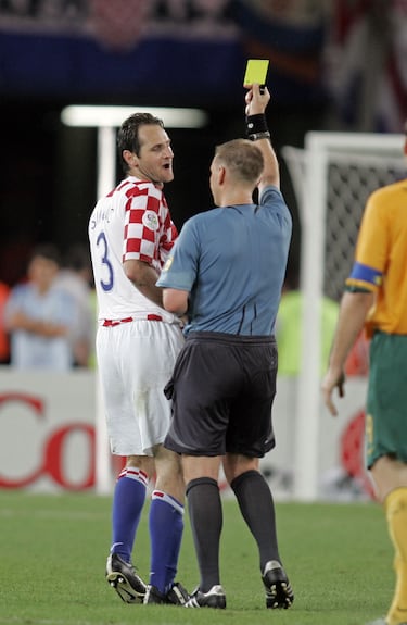 Uno de los errores arbitrales más insólitos en la historia de los Mundiales. El incidente de las tres tarjetas amarillas a Josip Šimunić (Croacia) ocurrió en el partido de la fase de grupos entre Croacia y Australia en el Mundial de Alemania 2006. El árbitro, el inglés Graham Poll, se equivocó al no expulsar al jugador croata después de la segunda amonestación. Tras dos amarillas, al finalizar el partido (que terminó 2-2), Šimunić se acercó a protestarle al árbitro. Graham Poll le mostró la tercera tarjeta amarilla, y esta vez sí, la tarjeta roja que lo expulsó finalmente.