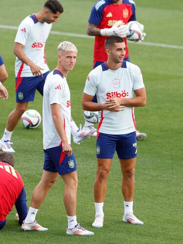Dani Olmo y Ferran Torres durante el entrenamiento. 