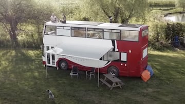 Autobús de 2 pisos convertido en autocaravana de lujo con oficina y una cama oculta.