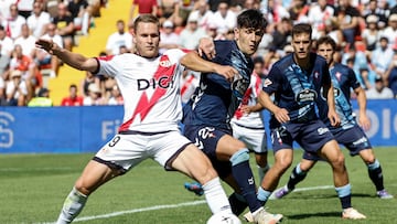 MADRID (ESPAÑA), 21/09/2025.- El delantero del Rayo Vallecano Alexandre Zurawski "Alemao" pelea por el balón con el jugador del Celta, Hugo Álvarez, durante el partido de LaLiga disputado en el estadio de Vallecas, Madrid, este domingo. EFE/Sergio Pérez