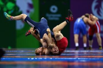 Andrei Perpelita (rojo) y Mykola Bolotnjuk (azul) en los Juegos Europeos de Bakú. 