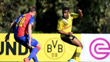 MARBELLA, SPAIN - JANUARY 13: Fabian Frei of FC Basel 1893 and Youssoufa Moukoko of Borussia Dortmund battle for the ball during the friendly match between Borussia Dortmund and FC Basel on January 13, 2023 in Marbella, Spain. (Photo by Harry Langer/DeFodi Images via Getty Images)