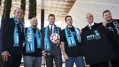 De izquierda a derecha: el Comisionado de la MLS, Don Garber; Ed Serrano de Southern Legion; David Beckham y el alcalde, Carlos Gimenez, en la rueda de prensa de la presentaci&oacute;n del proyecto el 5 de febrero de 2014. 