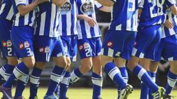 <b>LA SENTENCIA. </b>Los jugadores del Deportivo hacen piña y felicitan a Juan Domínguez, autor del segundo gol del partido ante el Alcoyano.