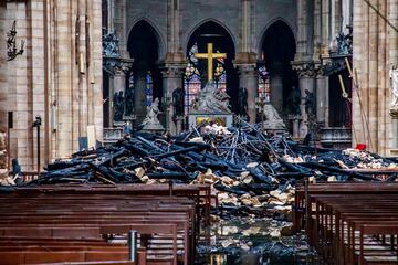 Interior de la Catedral de Notre Dame de París tras el incendio que empezó en la tarde del lunes 15 de abril de 2019.