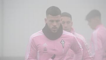 Carles Pérez se ejercita entre la niebla seguido por Hugo Mallo durante un entrenamiento del Celta.