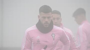 Carles P¨¦rez se ejercita entre la niebla seguido por Hugo Mallo durante un entrenamiento del Celta.