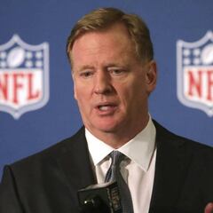 How does the NFL free agent signings procedure work?