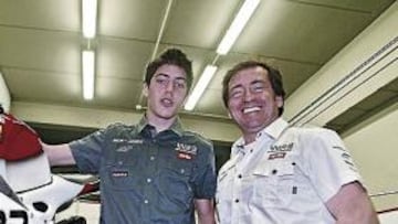 <b>PADRE E HIJO. </b>Sito junto a Axel en Jerez al lado de su Aprilia.