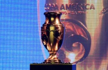 BOG208. BOGOTÁ (COLOMBIA), 28/04/2016. Vista del trofeo de la Copa América Centenario durante su presentación hoy, jueves 28 de abril de 2016, en Bogotá (Colombia). EFE/LEONARDO MUÑOZ