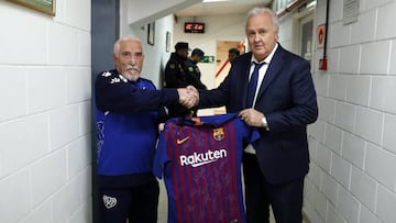 Isi recibe la camiseta del Barcelona firmada por los jugadores del club.
