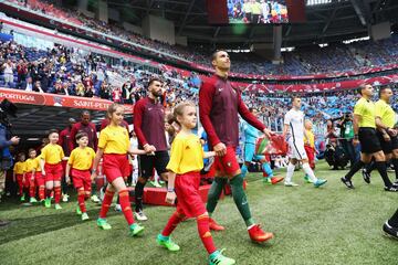 Cristiano Ronaldo sale al terreno de juego. 