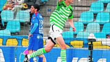 <b>DECIDIÓ. </b>Zigic festeja el gol que decidió el partido en el Coliseum, tras una gran jugada individual de Serrano.