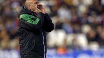Pepe Mel, en el banquillo de Mestalla.