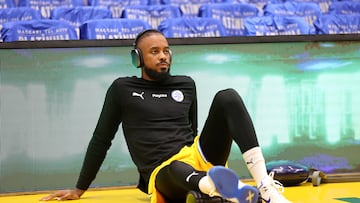 Lorenzo Brown, base del Maccabi, calienta antes del partido de la Euroliga ante el Asvel Villerubanne.