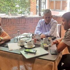 Rueda visita al rival de la U