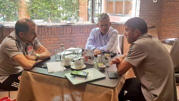 Rueda visita al rival de la U