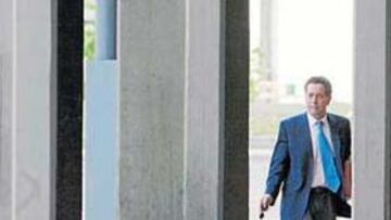 <b>REUNIÓN. </b>Julio Meana, poco antes de reunirse ayer en San Lázaro con Santiago Domínguez, director general para el deporte.