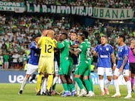 AME621. MEDELLÍN (COLOMBIA), 04/03/2026.- Jugadores de Nacional y Millonarios discuten este miércoles, durante un partido de la primera fase de la Copa Sudamericana entre Atlético Nacional y Millonarios en el estadio Atanasio Girardot en Medellín (Colombia). EFE/ STR