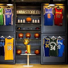 El trofeo Larry O'Brien de la NBA se da un paseo por Madrid