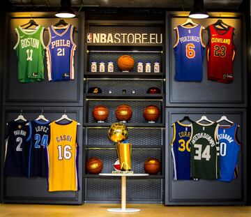 El trofeo de la NBA se puede visitar en Madrid (25 de Julio, Telefónica FlagShip Store, de 10 a 21), Barcelona (28 y 29 de Julio, NBA Café Barcelona, de 12:30 a 23) y en Valencia (2 de Agosto, L’Alqueria del Basket, de 12 a 20).
