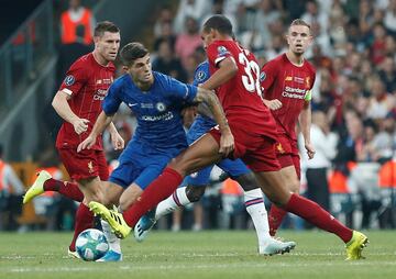 Christian Pulisic y Joel Matip.