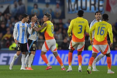Durante los noventa minutos del encuentro se pudo apreciar la 'batalla' que tenían ambos jugadores. Esto desencadenó en un fuerte pique al finalizar el encuentro. Otamendi le dijo: "Sácate la vincha bobo" y el jugador de la selección colombiana le respondió: "Estás viejo. Cierra el c..., bobo. Estás viejo, no te da ni para correr".