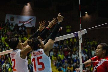 La Selección Colombia de voleibol detonó alegría en el Coliseo El Salitre al ganarle a Perú 3-0. El país sueña con un cupo a Tokio que se define contra Argentina.