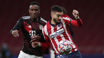 Yannick Carrasco pelea con Bouna Sarr por el esférico.