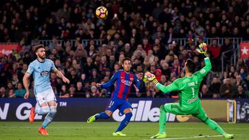 BARCELONA, SPAIN - MARCH 04: Neymar Santos Jr (C) of FC Barcelona shoots the ball over goalkeeper Sergio Alvarez (R) of RC Celta de Vigo and scores his team's second goal during the La Liga match between FC Barcelona and RC Celta de Vigo at Camp Nou stadium on March 4, 2017 in Barcelona, Spain. (Photo by Alex Caparros/Getty Images)