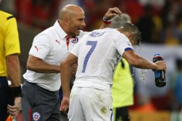 El 18 de junio, y ante un Estadio Maracaná repleto, Chile cerró su clasificación a octavos de final con un histórico triunfo sobre España, campeón vigente. Fue 2-0 con tantos de Vargas y Aránguiz. De paso, La Roja eliminó del torneo a los ibéricos, consiguiendo la primera victoria de su historia ante ellos.