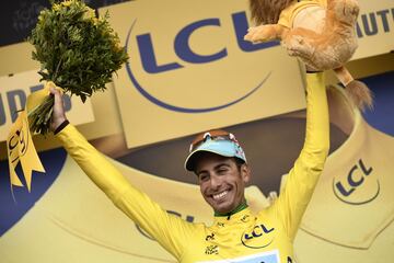 Fabio Aru festejando su maillot amarillo de l¨ªder de la general del Tour de Francia 2017 tras la 12? etapa.
