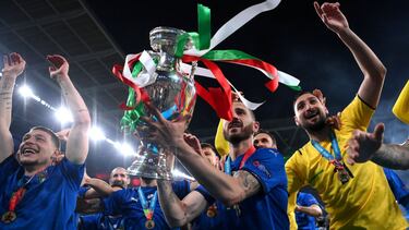 Soccer Football - Euro 2020 - Final - Italy v England - Wembley Stadium, London, Britain - July 11, 2021 Italy's Leonardo Bonucci and teammates celebrate with the trophy after winning Euro 2020 Pool via REUTERS/Laurence Griffiths TPX IMAGES OF TH