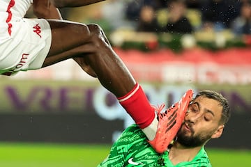 Wilfried Singo jugador del Mónaco golpeó con la bota el rostro de Donnarumma, el guardameta italiano fue atendido en el terreno de juego y no pudo continuar en el terreno de juego.